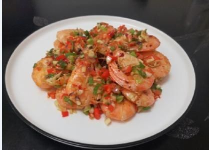  倒入锅里@椒盐虾，外酥里嫩，自己炒的椒盐真的香