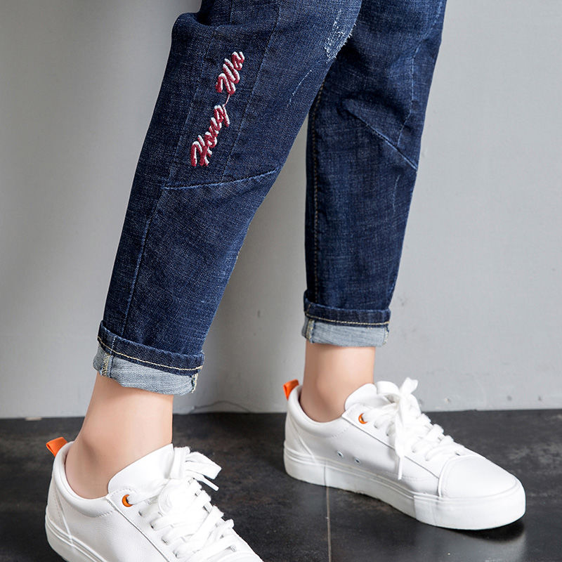 穿裙子不一定好看，今秋更流行“牛仔裤”，穿上那叫一个美丽高挑