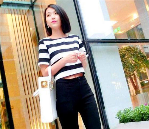  衬衣|街拍：美女浅蓝色衬衣配紧身牛仔，长相清秀，温婉可人