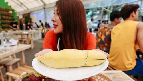 泰国水果店里，为什么女老板递手套游客别接？男生要保护自己呀