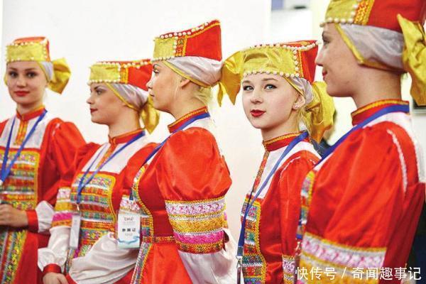 俄罗斯姑娘来中国,最喜欢买这2种东西,表示:有面子