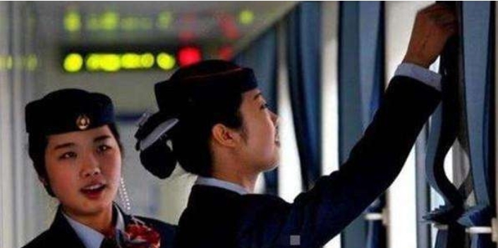 为何火车经过一些站时，乘务员会强制拉上窗帘？真相竟是如此