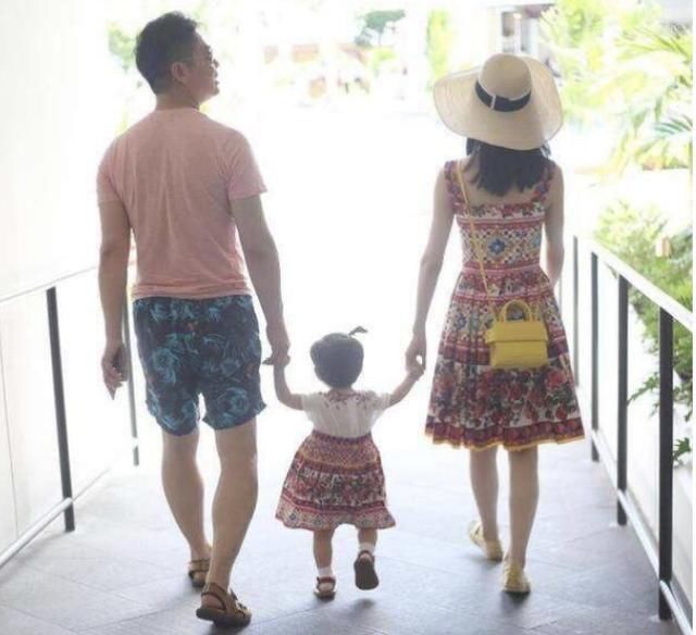 刘强东事件有了新进展，曾首谈育儿理念：我的孩子快乐就好！