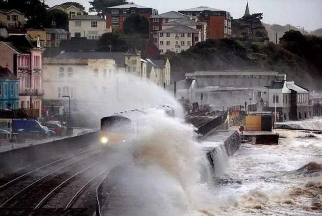 世上最惊险的火车，一边是悬崖，一边是大海，火车从海水中穿过