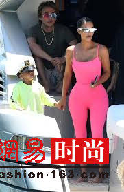 金卡戴珊最爱穿成单色“霓虹灯”秀S身材