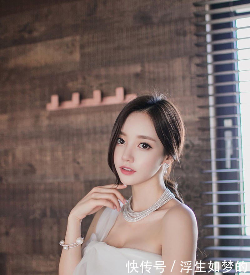 丰满美女嫩模超短裙性感十足