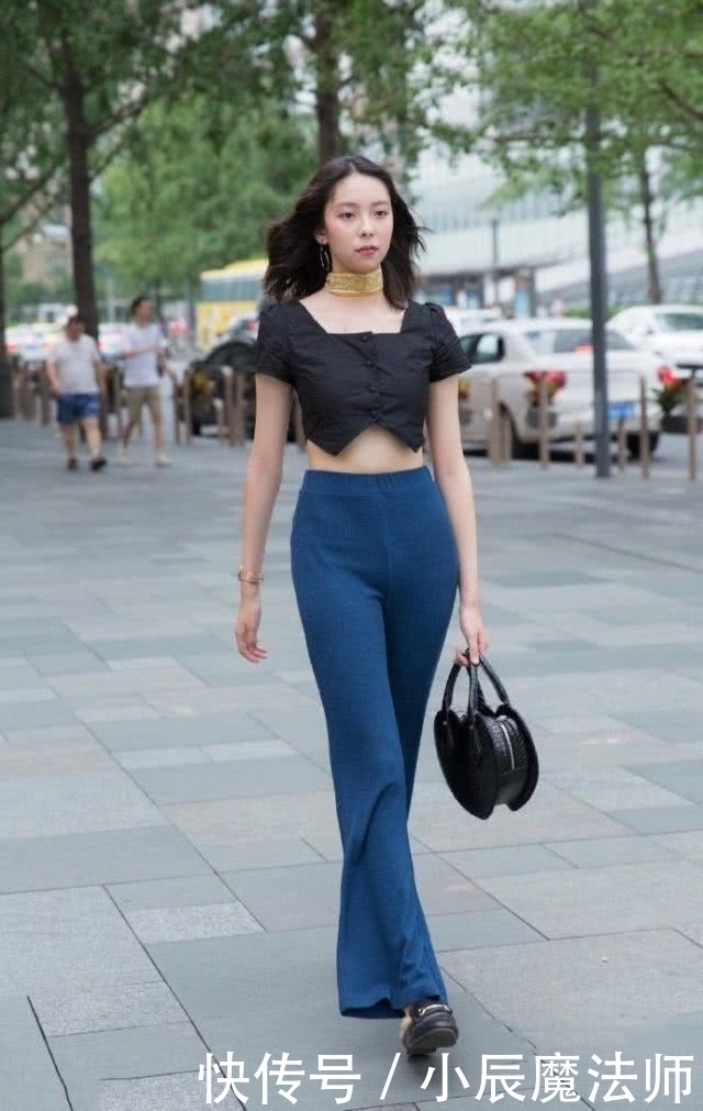 「短袖」路人街拍,靓女搭配简单的短袖上衣,秀出性感小蛮腰