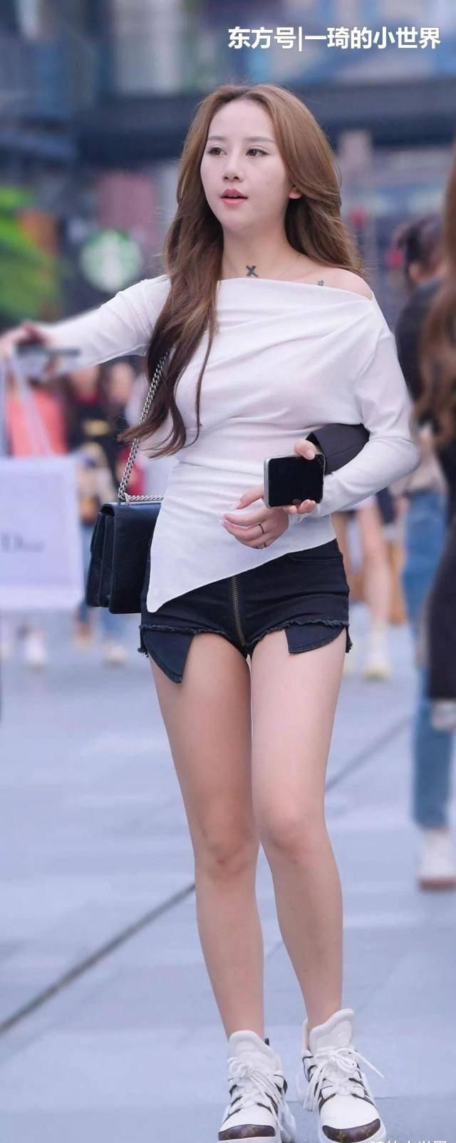  「位小姐姐」如此个性的短裤和一字肩，着实少见