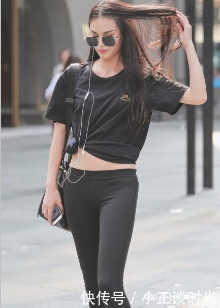 街拍,高个子外国美女穿着时尚,尽显身材高挑,撩发动作很迷人!