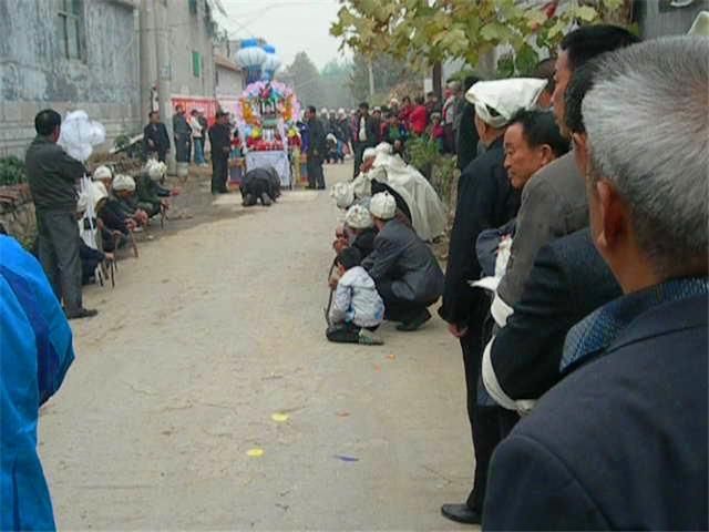 新一代农民，在农村这样办“白事”，使老人很无奈，直言：荒唐