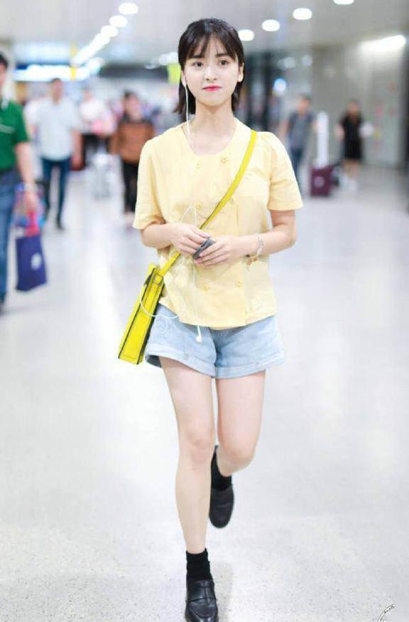 沈月暴瘦？出门穿短裤腿瘦成“筷子”，看到无修图时我“打脸”了