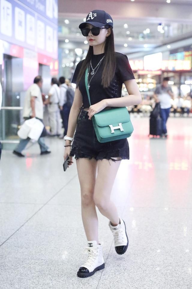 沈梦辰穿短裤是想秀腿来着，可惜被大宽胯给抢镜了，这下尴尬了！