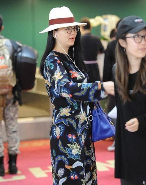 44岁陶虹与40岁李湘同现机场？一个似豪门阔太，一个打工小妹