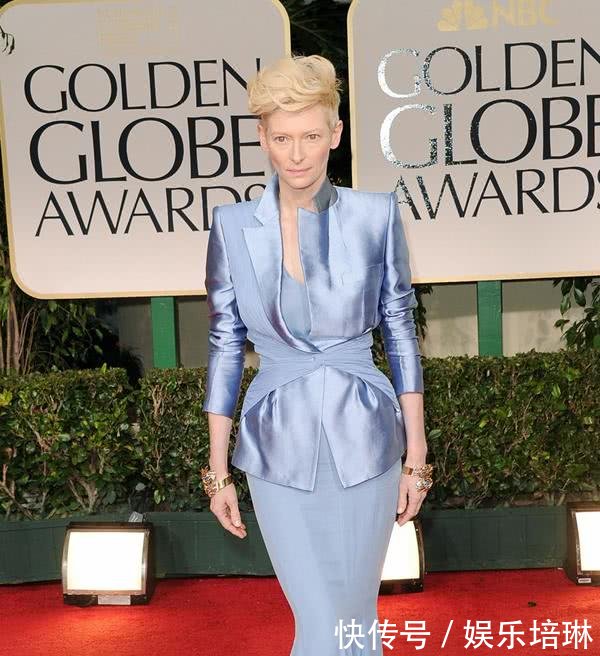 迪丽热巴穿金色深V鱼尾裙像极美人鱼，但是败在了一个细节