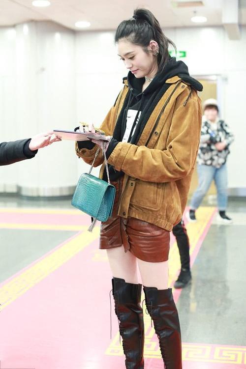 奚梦瑶故意把短裤穿得又紧又短，网友：非逼着人看三角区吗？