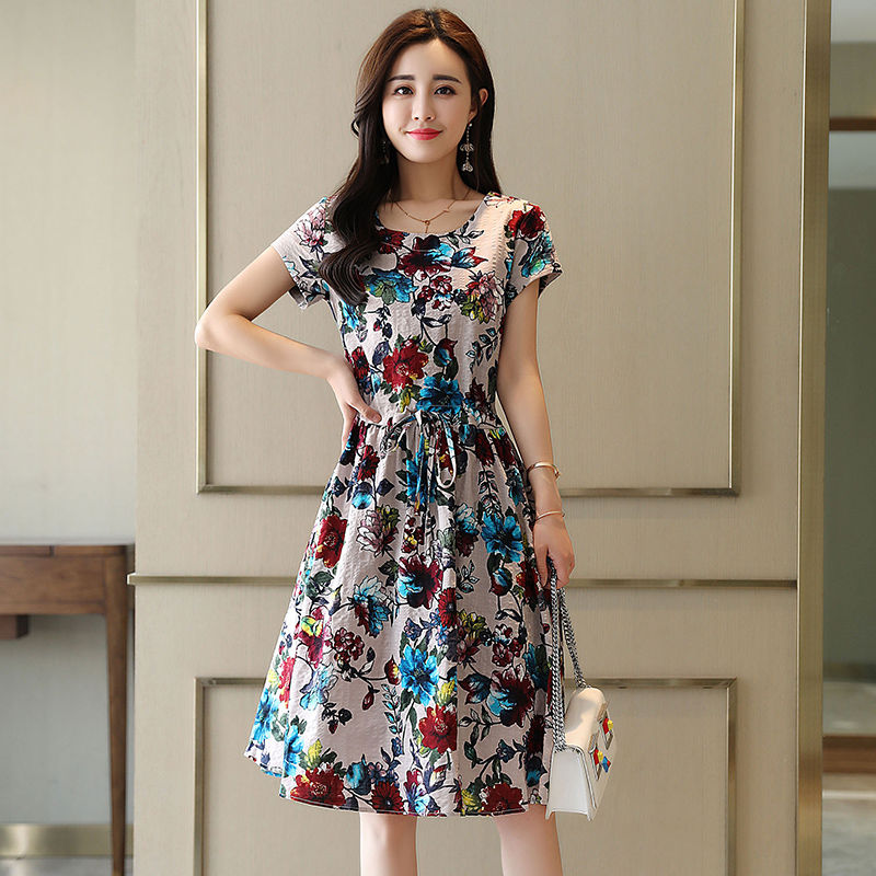 女人到了40，要打扮嫩一点!试试“蜂腰”连衣裙，美得挪不开眼