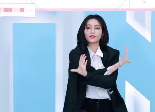  许佳琪■青你对许佳琪有多偏爱？唱主题曲连换4套造型，其他学员没这待遇