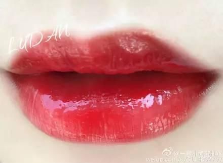 砖红色，吃土色已经OUT了!水红色口红颜色才是今年秋天的流行色
