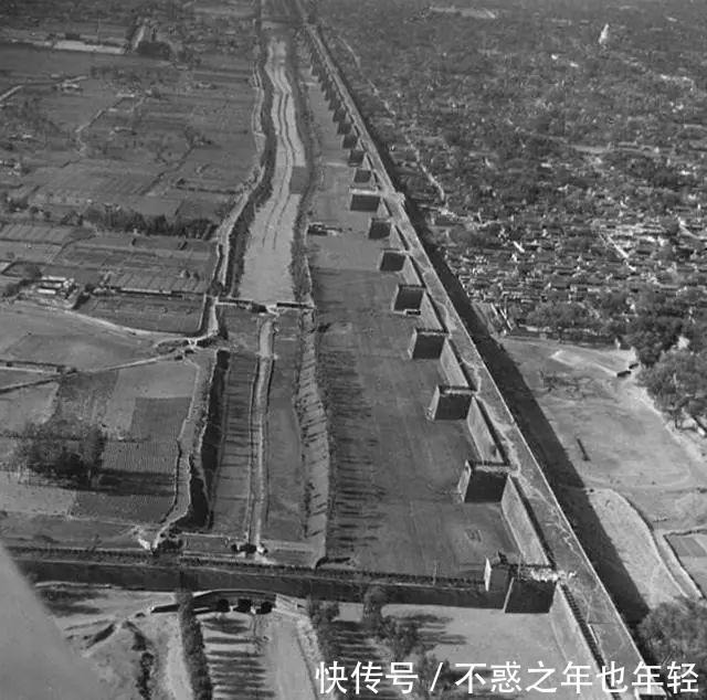 80年前德国人航拍的中国北京古城墙无比壮观,西安布局如同棋盘