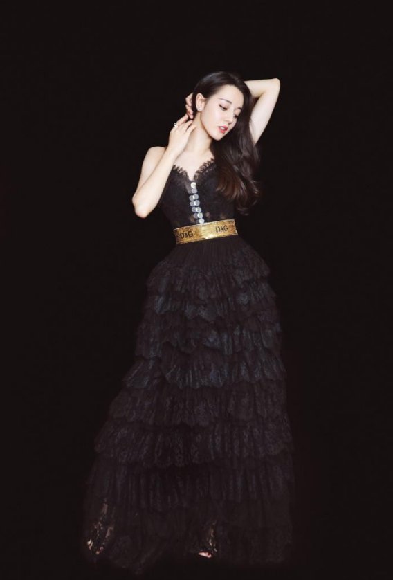 迪丽热巴身穿黑色吊带裙身材令人目不转睛，网友:要喷鼻血了