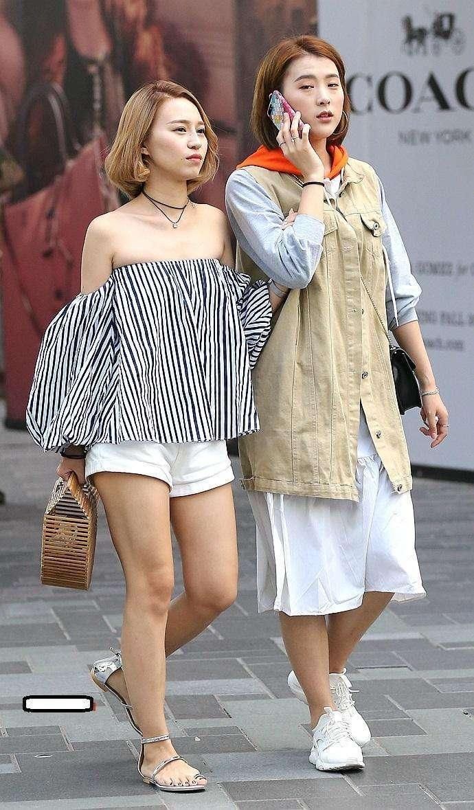 街拍美女:穿搭连衣裙女神身姿迷人