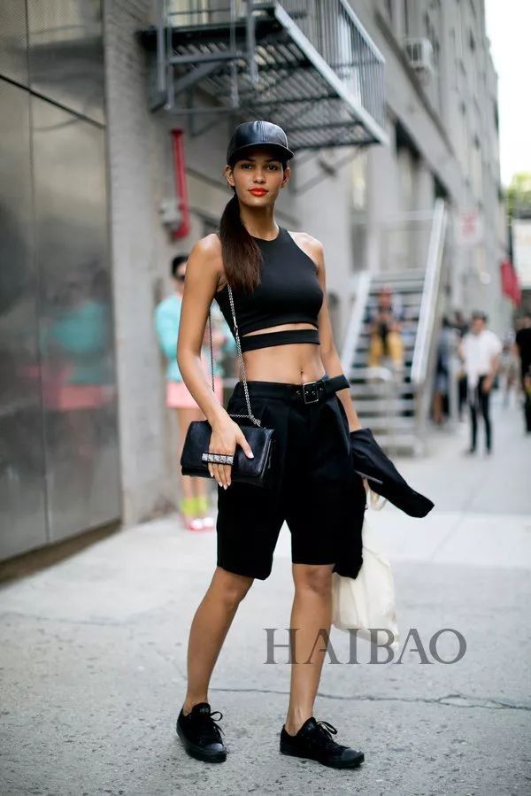 挤掉老爹鞋，成为“今夏最火”的复古单品，是什么来头?