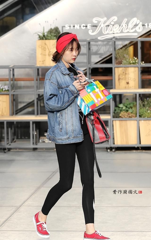  「美女」初春时节，美女选择打底裤，身轻如燕，“春风十里不如你”