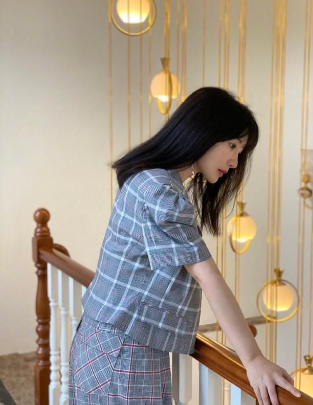 迪丽@黄晓明想发自拍,工作人员不让,迪丽热巴迟迟不发视频被粉丝催更