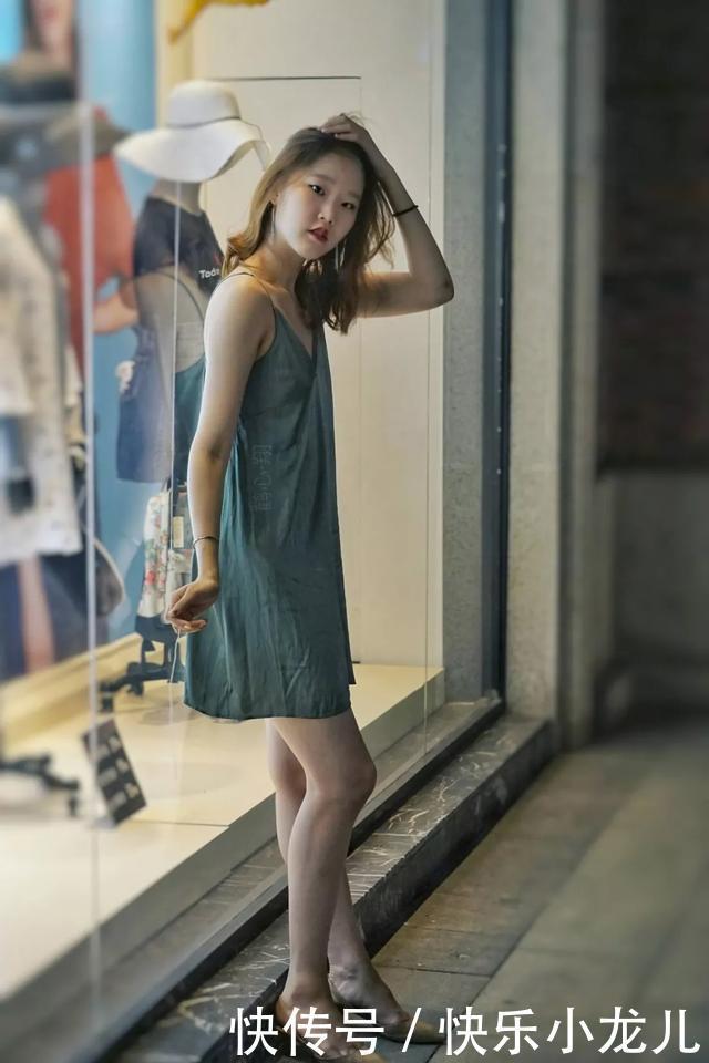 美女■街拍美女穿着水墨画的旗袍,搭配浅紫色尖头高跟鞋,凸显出那傲人身姿