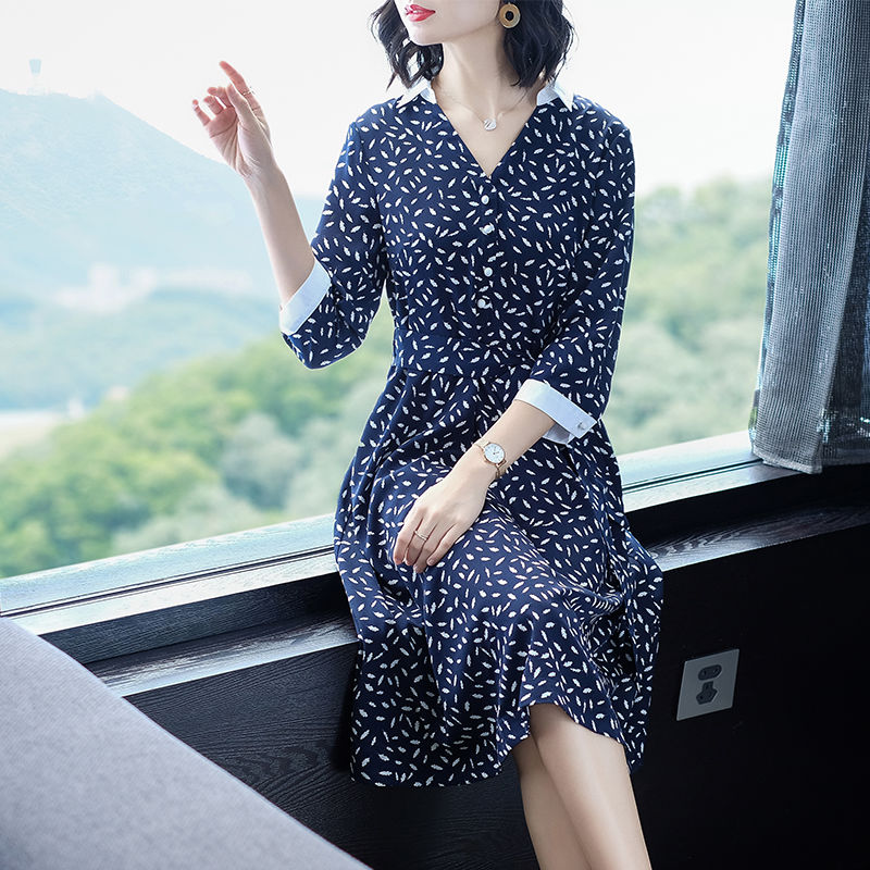 终于找到!比旗袍更高贵的早秋裙，53岁妈妈穿，彰显气质女人味