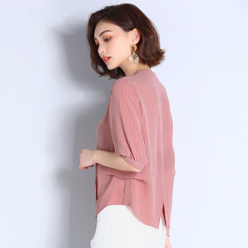 外出游玩穿裙子不方便!试试这样的小衫+棉麻裤，清凉透气超嫩美