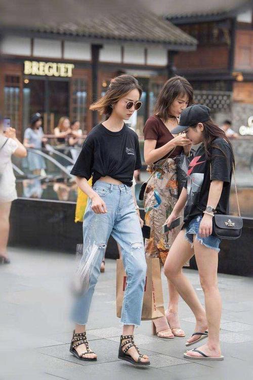 素人街拍:黑丝透视装,尽显性感火辣身材