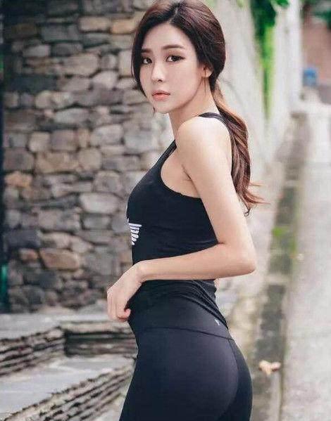 身材紧致的打底裤美女,气质优雅甜美,显得靓丽有型,韵味十足!