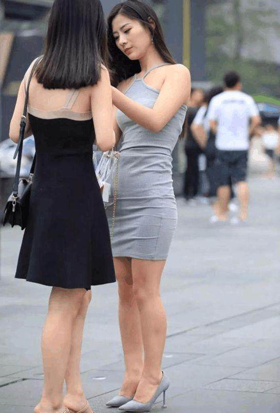 街拍:潇洒干练的打底裤小姐姐,秀出玲珑身姿,绽放迷人魅力!