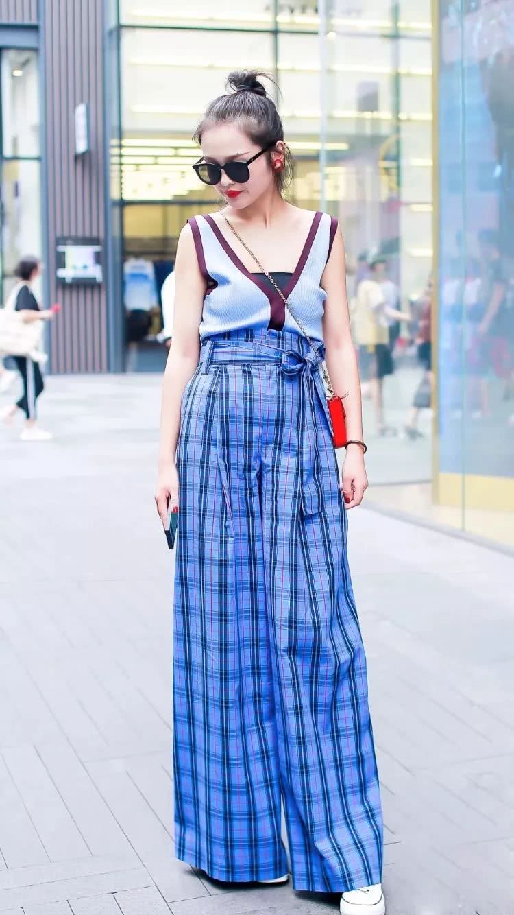 街拍：女人露肩有多性感，看她们我沉醉了