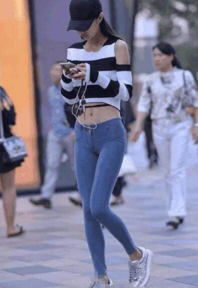 街拍：如此耀眼自带时尚光芒的美女，如此撩人，你喜欢哪一个呢？