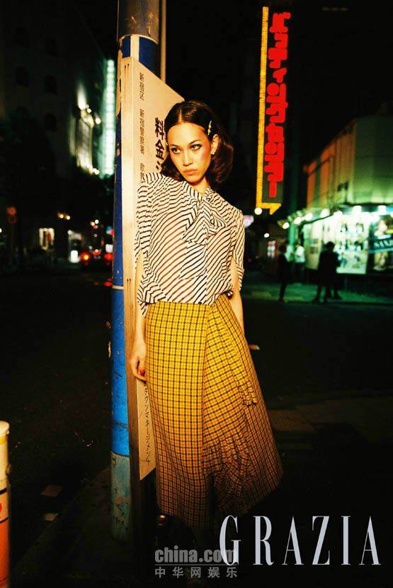 猫系少女水原希子"孔雀妆" 混搭港式复古街头风