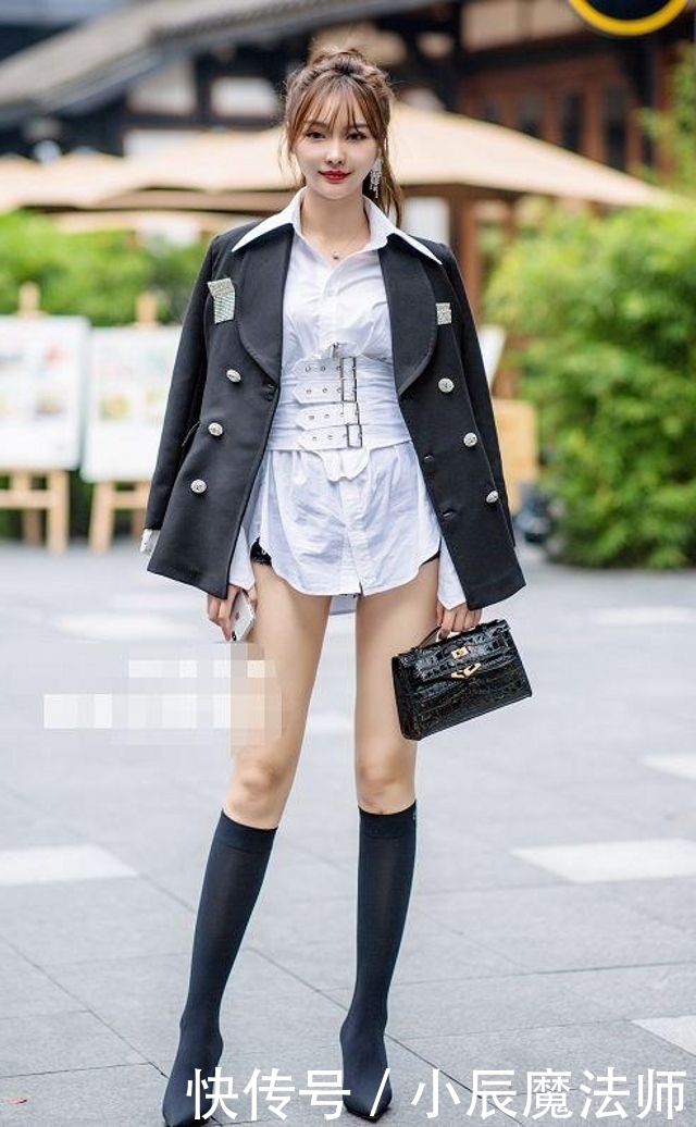 「针织」路人街拍,美女内搭一件墨绿色的针织背心,显得娇小又可爱