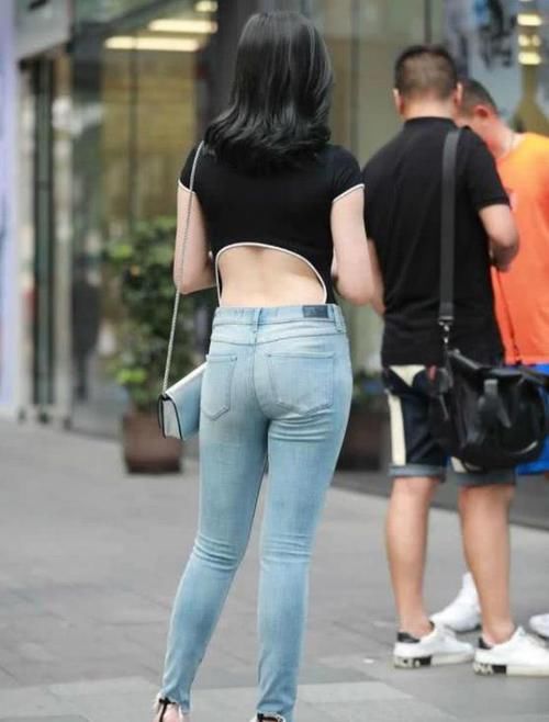  『美女』街拍：艳若桃李的美女，一件黑色背心配黑色休闲裤，时尚气质风范