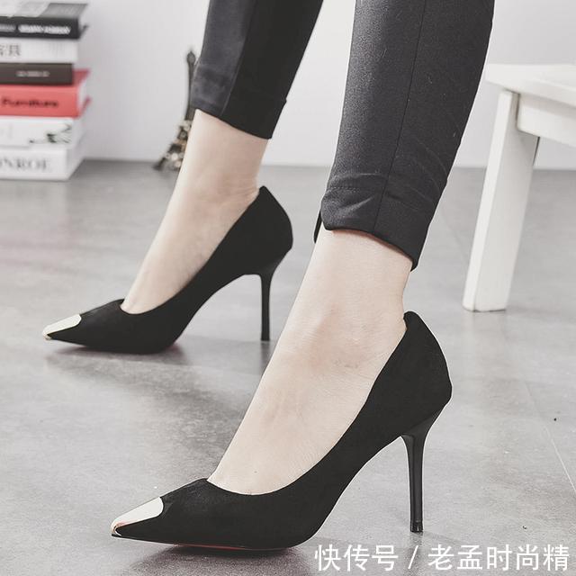  显得：穿上细跟高跟鞋，整个人都会显得更加有魅力