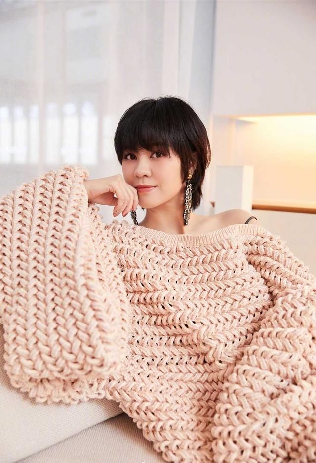  #时髦#郁可唯36岁依然年轻貌美，短发搭配毛衣意外减龄又时髦，美不胜收