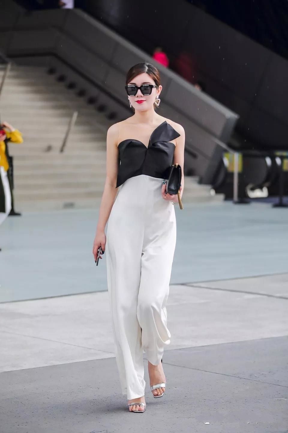 街怕:包臀连体裙+高跟凉鞋，夏日清凉风挡不住