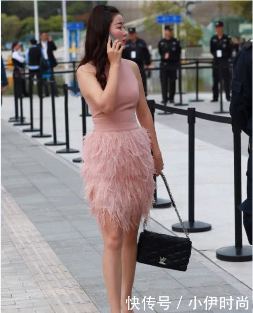 成熟小姐姐简约粉红浪漫系装扮，细腻紧身装玩转时尚潮流元素，下