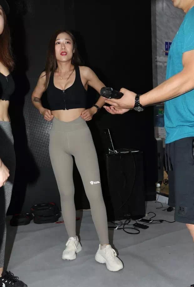 街拍丨健身的姑娘为什么性感，因为曲线美!