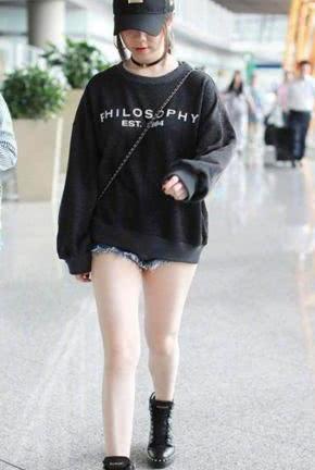 邓紫棋对自己太狠了！短裤直接短到尽头，网友：三角形状挺明显！