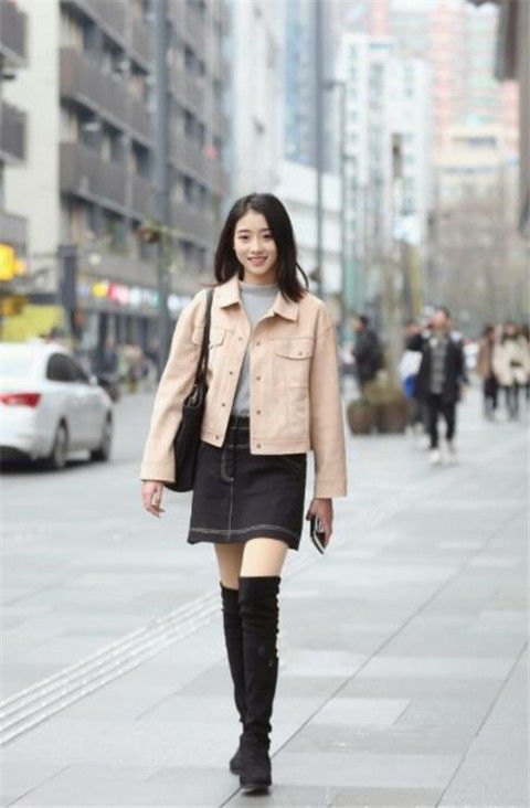 清秀@街拍:小姐姐穿黑色露肩短裙,长发飘飘,清秀俊逸