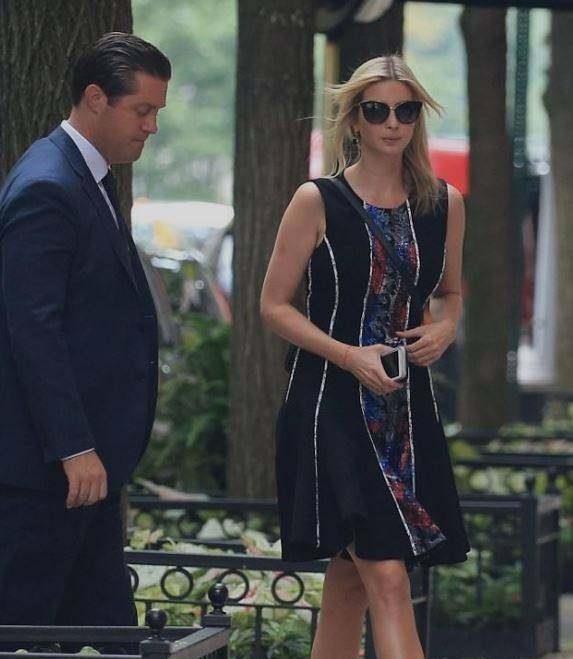 伊万卡高跟黑裙出行，性感又时尚，两大保镖紧随其后贴身保护