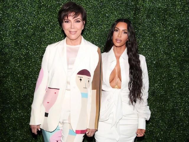 本以为贝嫂的条纹裙够少女了，不料卡戴珊62岁的老妈更厉害!