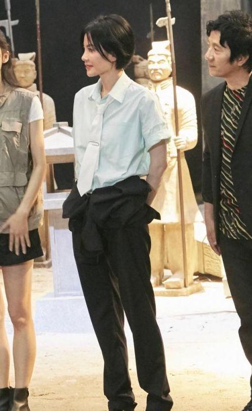 王菲的时尚好难懂, 好好的裤子非要系的乱七八糟, 网友: 好邋遢