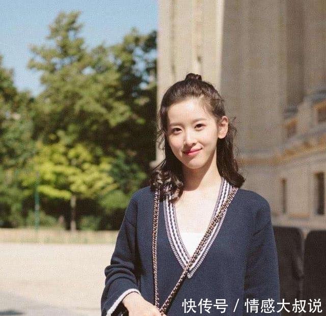 「 看起来」网红跟明星的区别，拼的是气质，26岁章泽天同框31岁刘诗诗